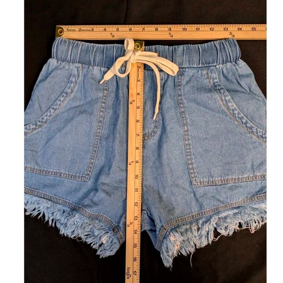 Cupshe ~ Casual Chic Frayed Hem Denim Shorts~Light Wash ~ Drawstring ~ Small~NWT - Picture 7 of 10